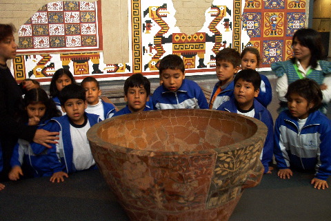 Schoolkinderen bij krater