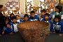 Schoolkinderen bij krater